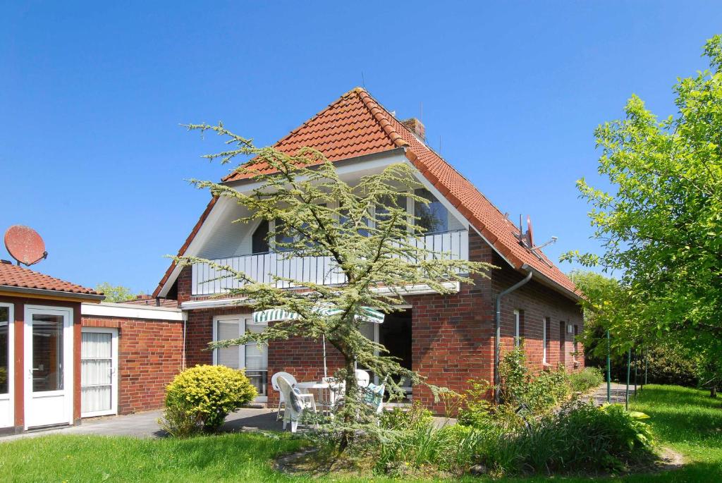 ヴェルドゥムにあるFerienwohnungen Haus Konteradmiralのレンガ造りの家