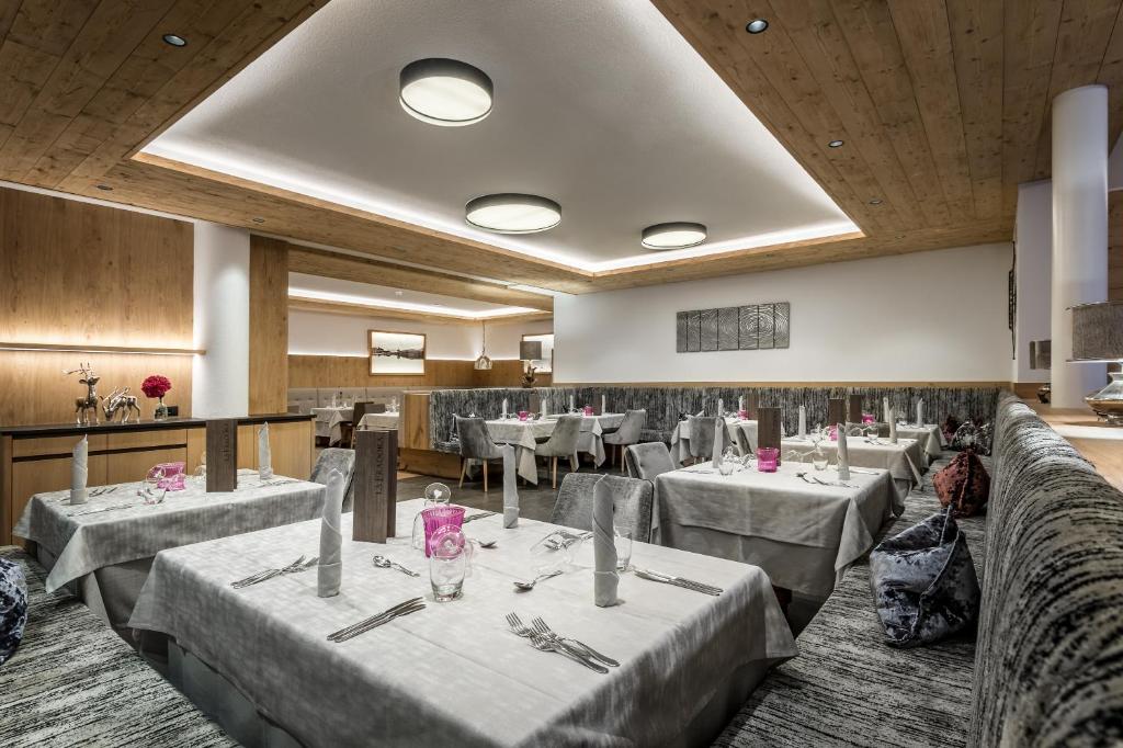 Restaurace v ubytování Hotel La Fradora - Dolomites Hotel