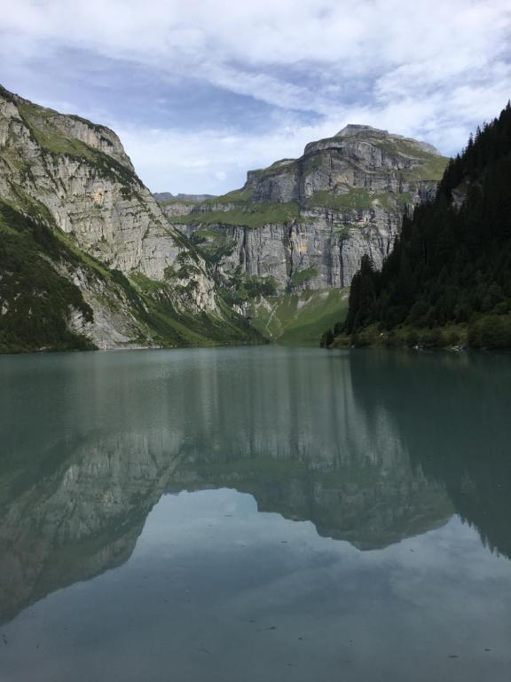 einen Blick auf einen See mit Bergen im Hintergrund in der Unterkunft Christall in Andest