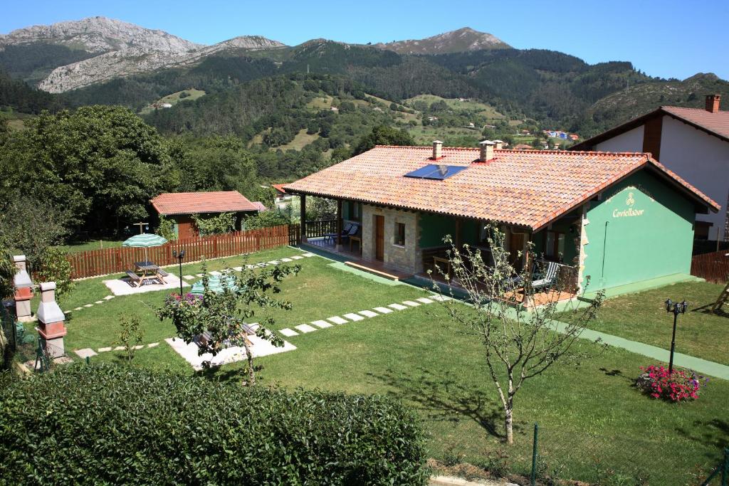 an external view of a house with mountains in the background at Coviellador Cangas de Onís in Coviella