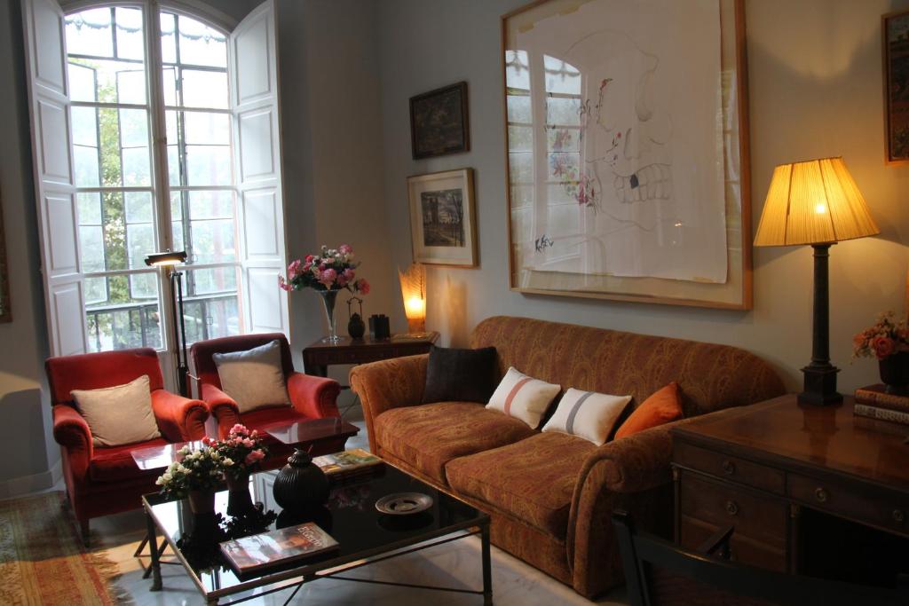 Posezení v ubytování Luxurious 2 bedroom flat in a historic building