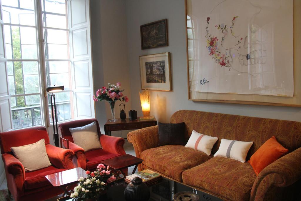 Posezení v ubytování Luxurious 2 bedroom flat in a historic building