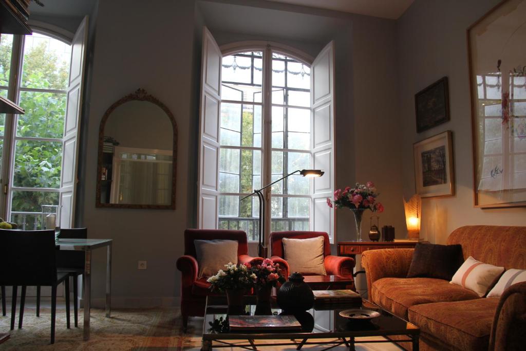 Posezení v ubytování Luxurious 2 bedroom flat in a historic building