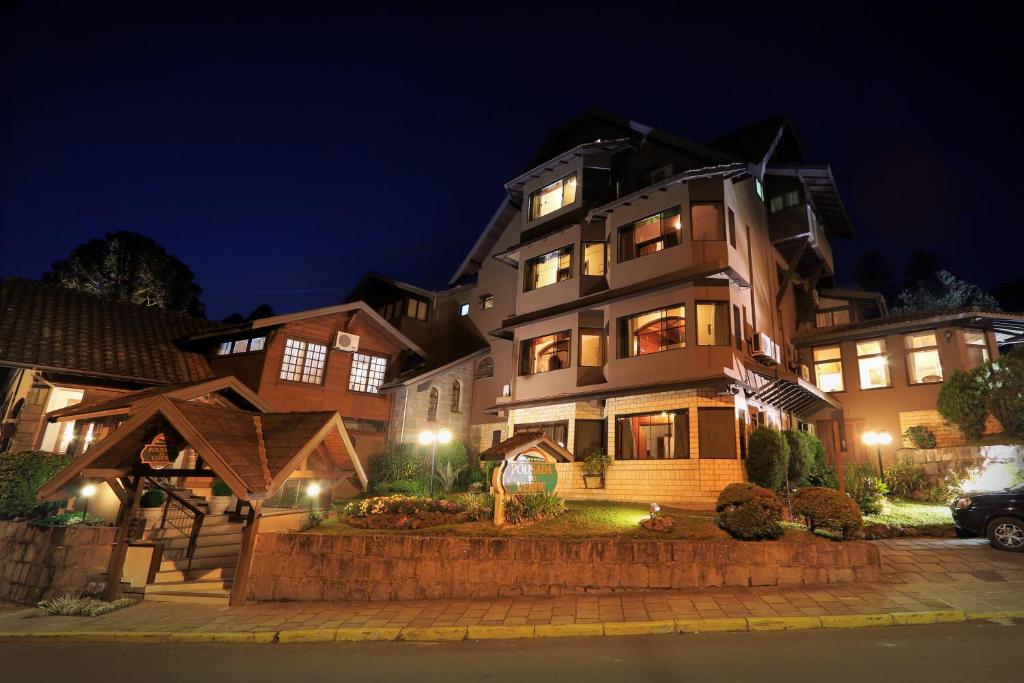 uma casa grande à noite com as luzes acesas em Pousada do Verde Gramado em Gramado