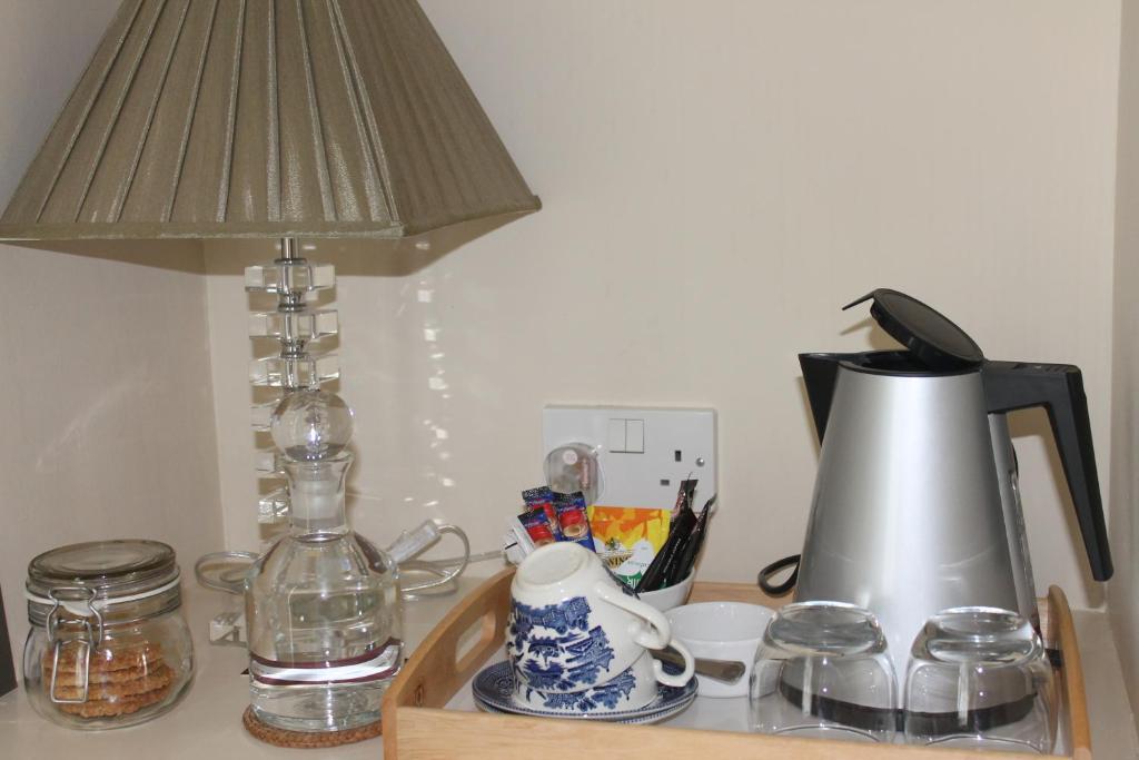 Příslušenství pro přípravu čaje a kávy v ubytování Ashbury Bed & Breakfast