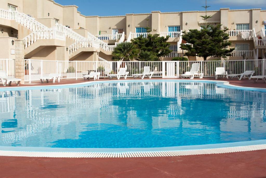 una piscina frente a un resort en Serenity Arenas - Caleta de Fuste, en Caleta de Fuste