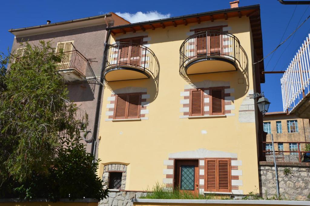 un edificio con balcones en un lateral en Guest House - Il Granaio, en Norma