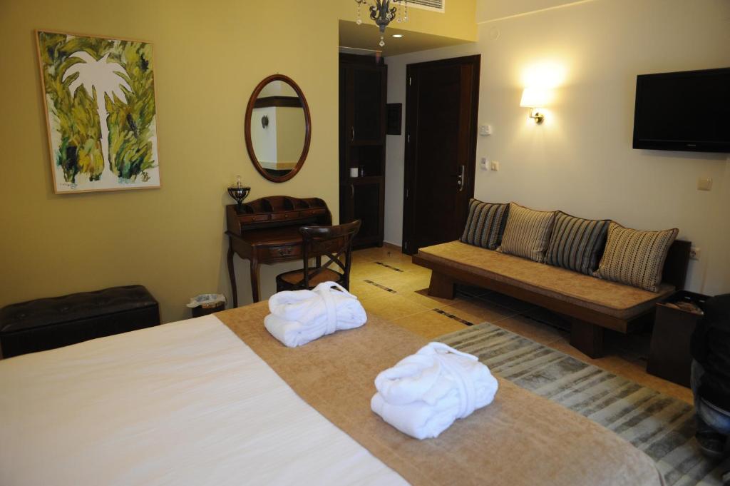Postel nebo postele na pokoji v ubytování Agapi Luxury Hotel