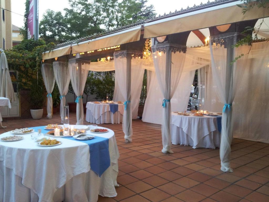 A restaurant or other place to eat at Los Angeles Hotel & Spa