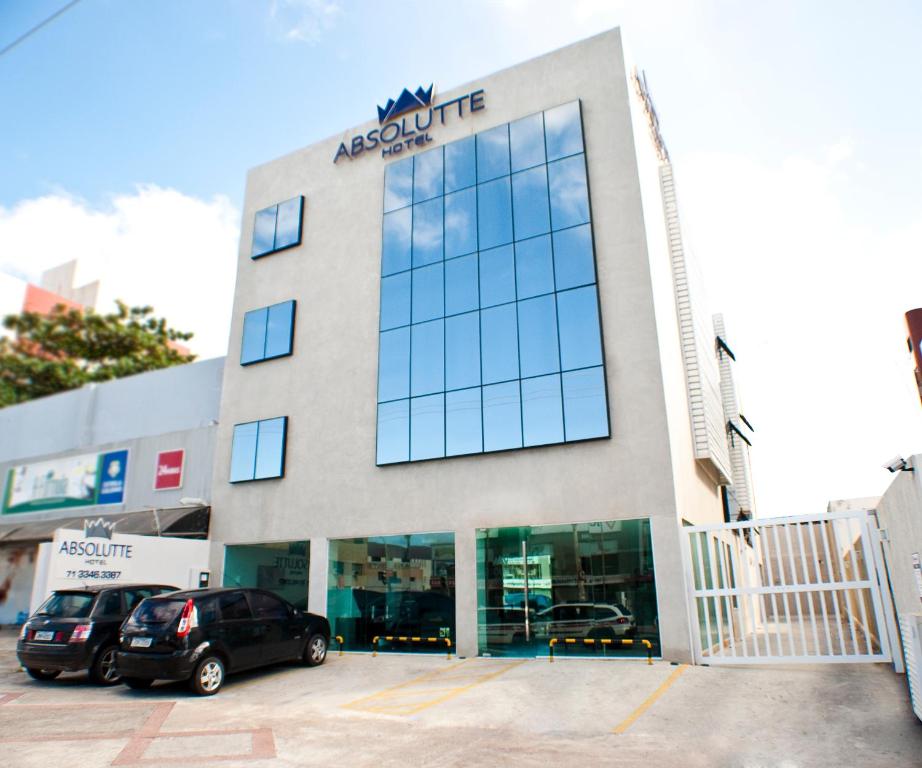 un edificio con coches estacionados frente a él en Absolutte Hotel, en Salvador