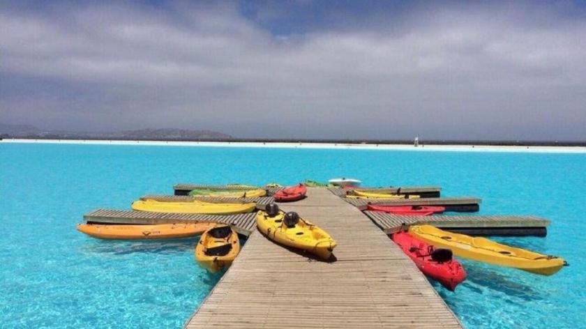 un grupo de kayaks en un muelle en el agua en Departamento en La Serena, en La Serena