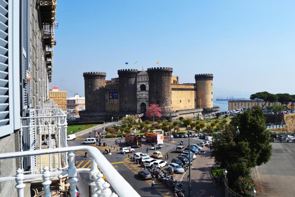 Vistas a una ciudad con un castillo en el fondo en I Giardini Del Re en Nápoles