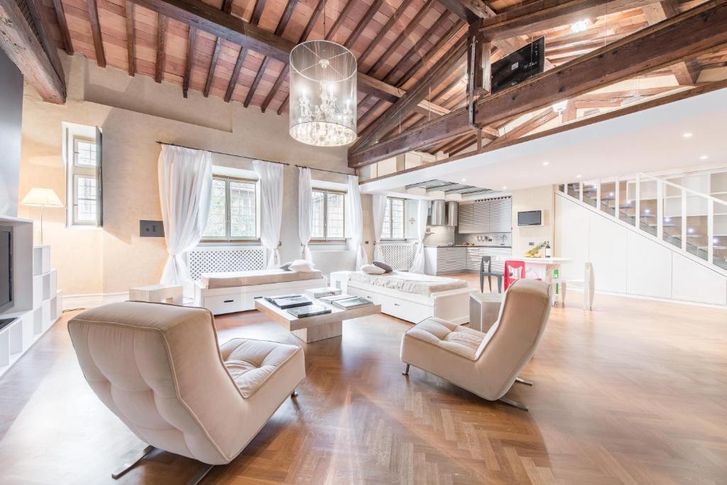 - un grand salon avec un canapé et des chaises dans l'établissement Duomo Luxury Loft, à Florence