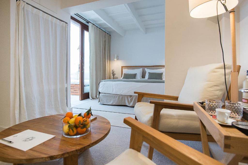 Posteľ alebo postele v izbe v ubytovaní S'Hotelet d'es Born - Suites & SPA