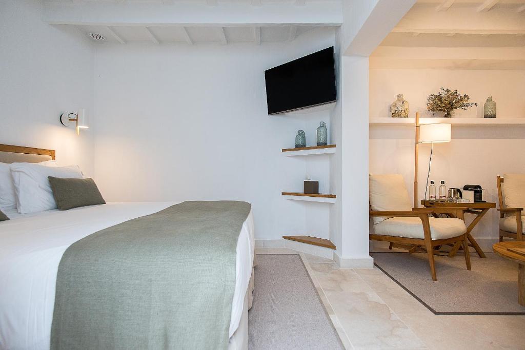Posteľ alebo postele v izbe v ubytovaní S'Hotelet d'es Born - Suites & SPA