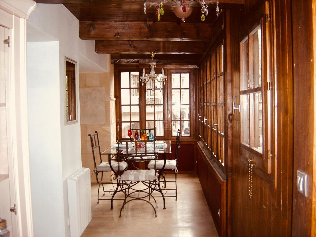 a dining room with a table and chairs at Lodges du Canal St-Dominique in Annecy