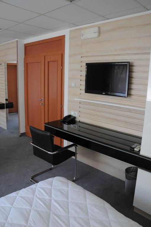 Televiisor ja/või meelelahutuskeskus majutusasutuses Garni Hotel Consul