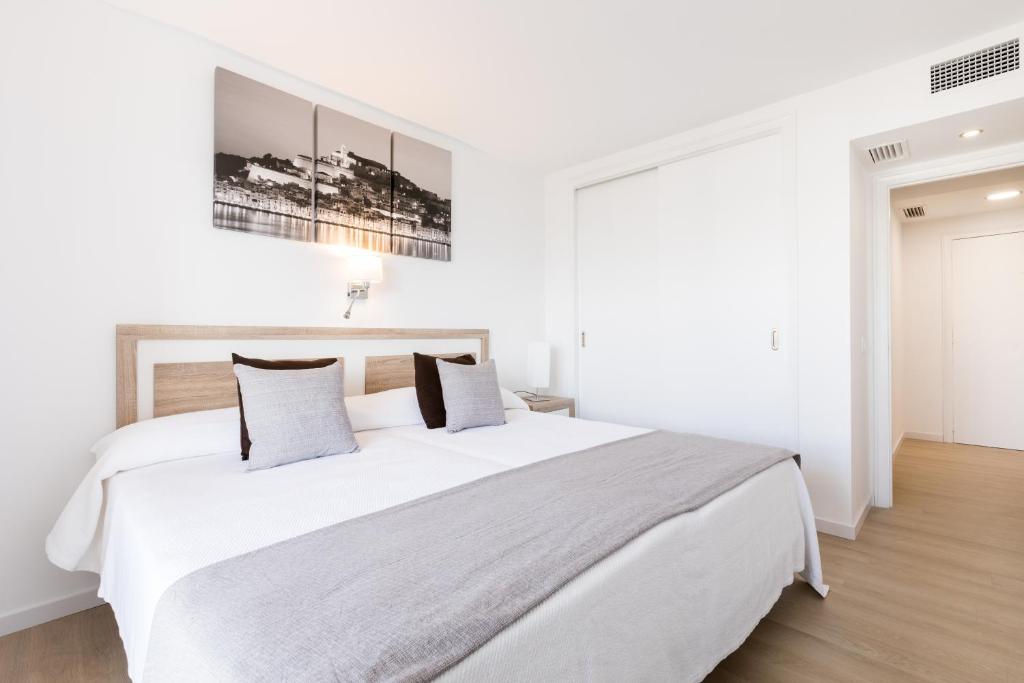 Marina Palace by Intercorp Hotel Group, Bahia de Sant Antoni ...