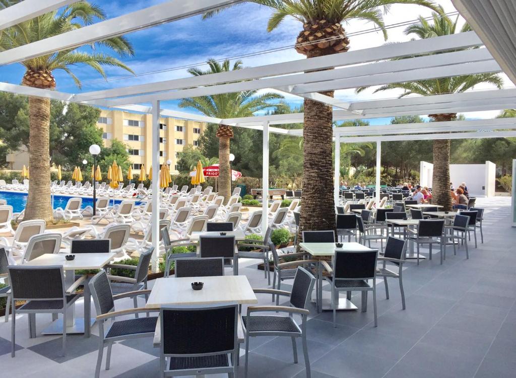 Bazén v ubytování Hotel Millor Sol nebo v jeho okolí