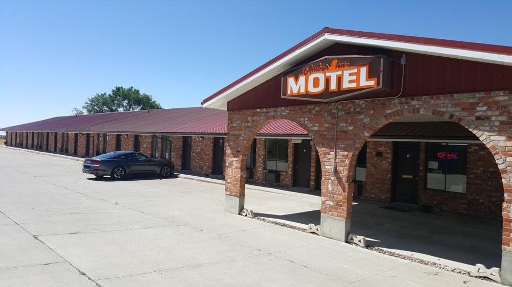 un motel avec une voiture garée dans un parking dans l'établissement Amber Inn Motel, à Eden