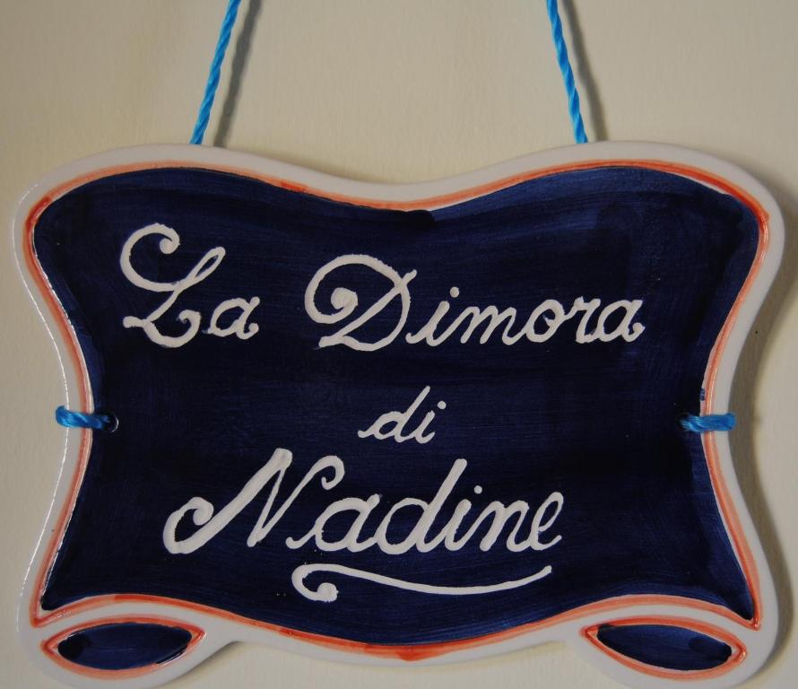 Un cartello che dice la Dumora al porto di La Dimora di Nadine a La Spezia