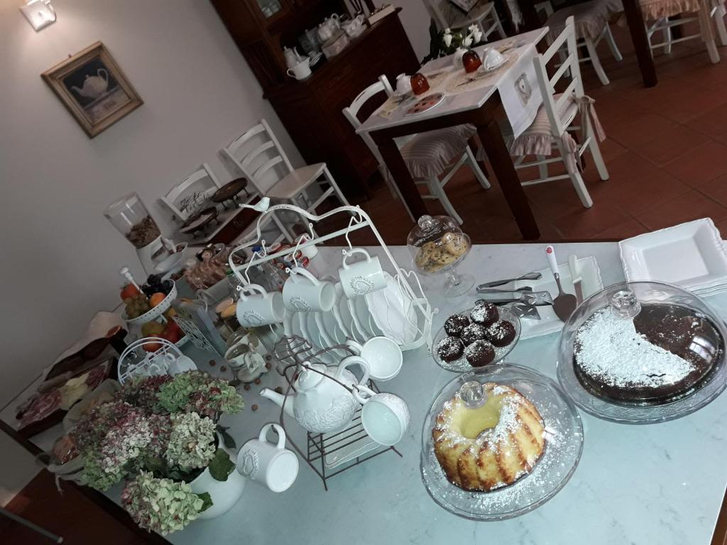 uma mesa com vários pratos de comida em Tenuta degli Angeli Rossi em Asti