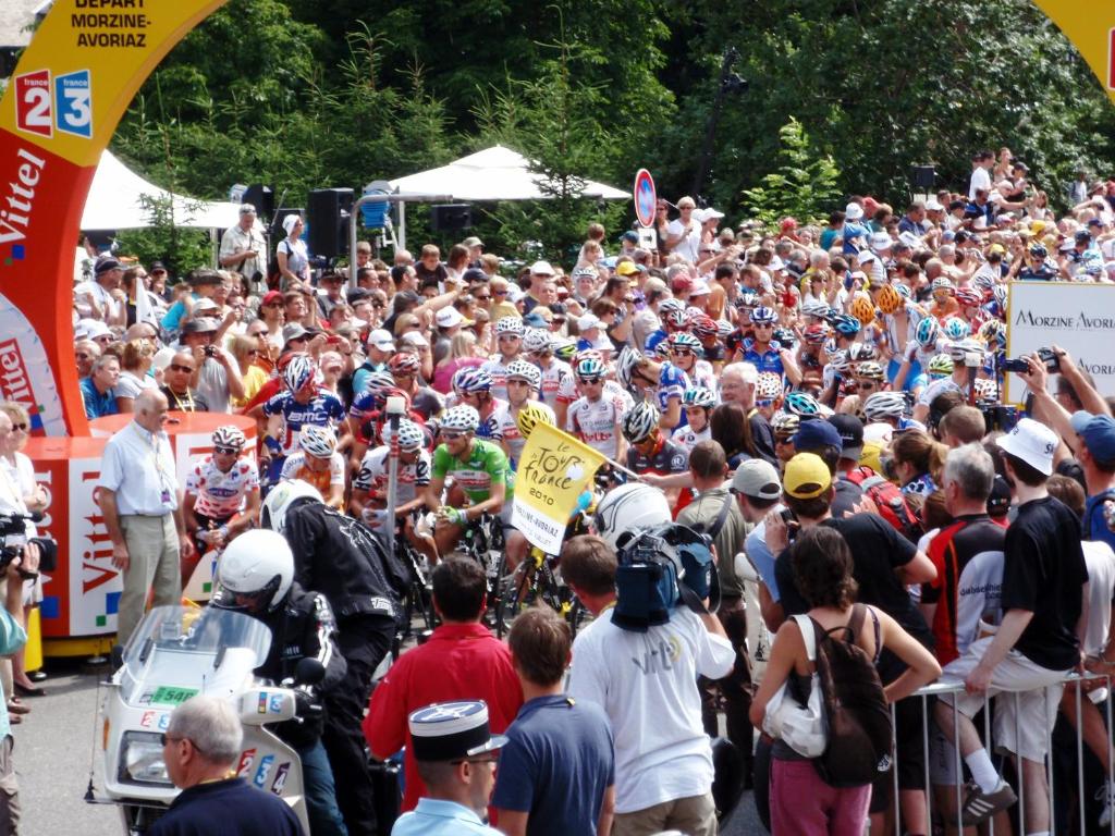 a large crowd of people standing around at a race at Chalet Leslie in Morzine
