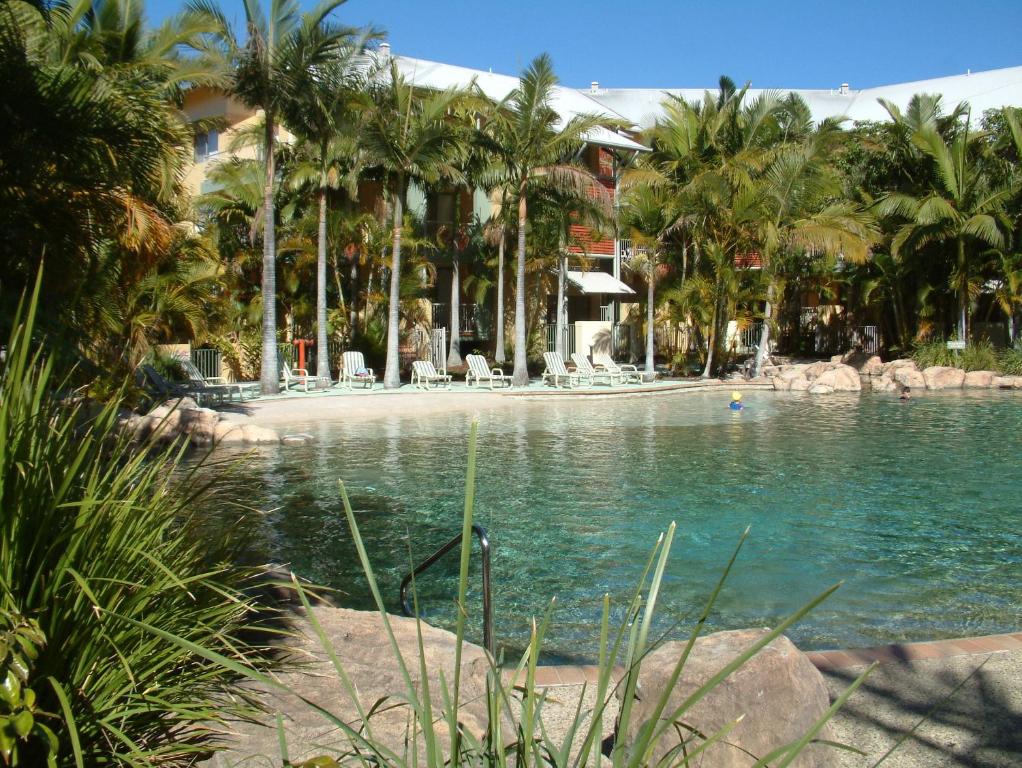 - une piscine bordée de palmiers et un complexe dans l'établissement Diamond Sands Resort, à Gold Coast