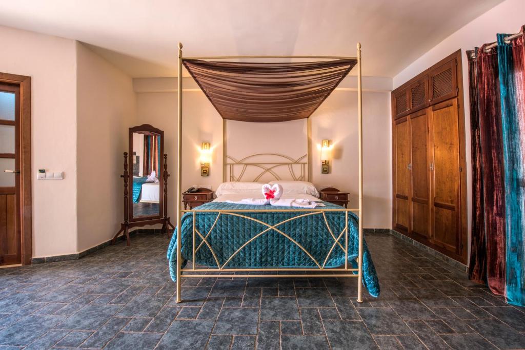 Postel nebo postele na pokoji v ubytování Hotel de Naturaleza Rodalquilar & Spa Cabo de Gata