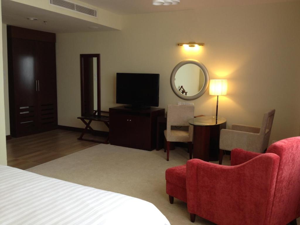 TV a/nebo společenská místnost v ubytování Gaya Centre Hotel