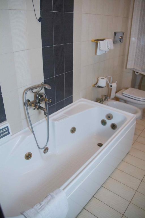 Koupelna v ubytování Hotel Letizia
