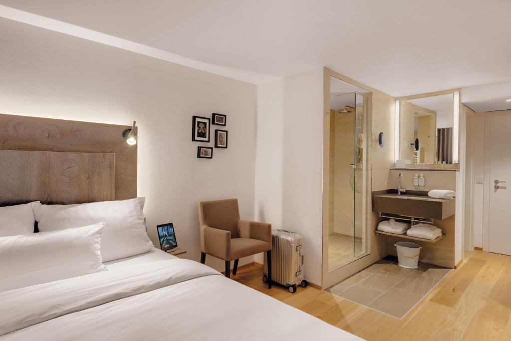 Postel nebo postele na pokoji v ubytování ADLER HÄUSERN Gourmet & Spa Hotel
