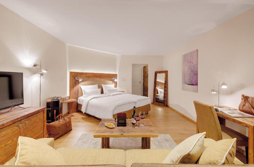 Postel nebo postele na pokoji v ubytování ADLER HÄUSERN Gourmet & Spa Hotel