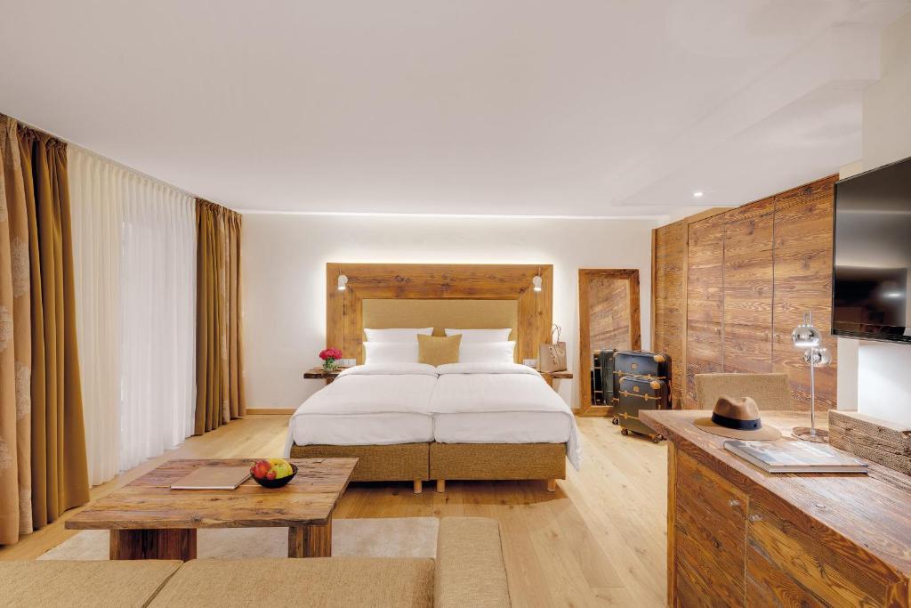 Postel nebo postele na pokoji v ubytování ADLER HÄUSERN Gourmet & Spa Hotel