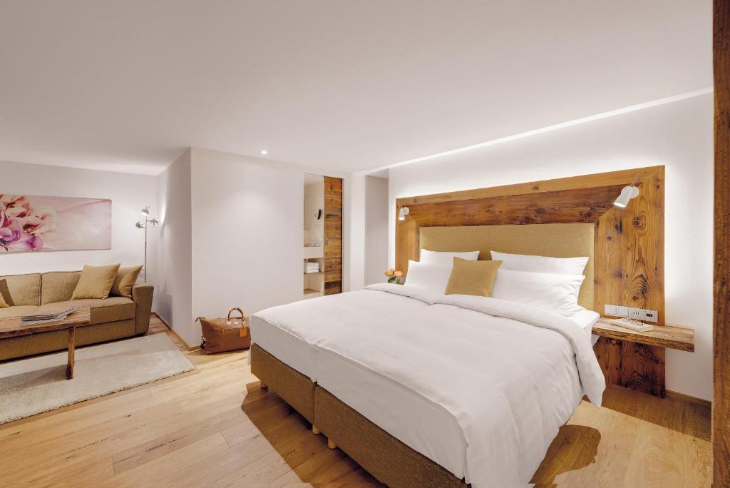 Postel nebo postele na pokoji v ubytování ADLER HÄUSERN Gourmet & Spa Hotel