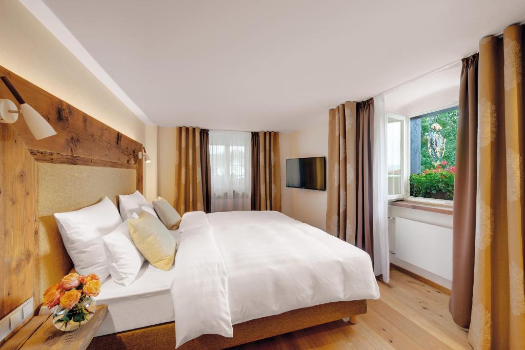 Postel nebo postele na pokoji v ubytování ADLER HÄUSERN Gourmet & Spa Hotel