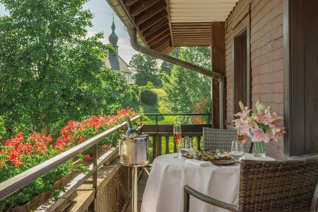 Balkón nebo terasa v ubytování ADLER HÄUSERN Gourmet & Spa Hotel