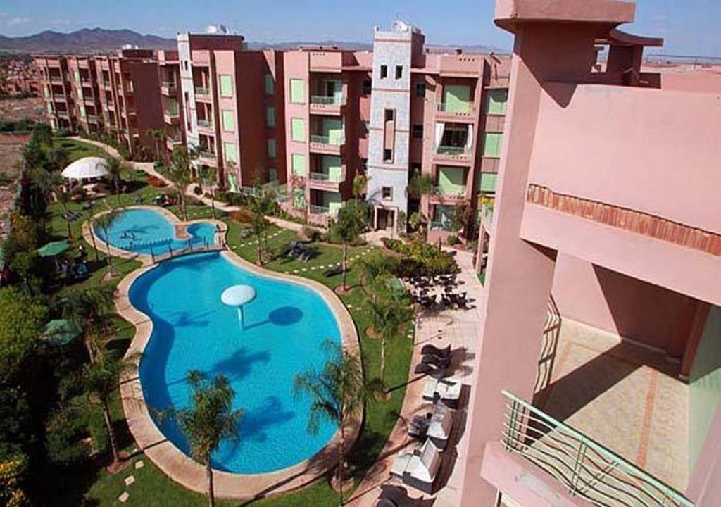 uma vista superior de uma piscina num hotel em Appartements Marrakech Garden em Marraquexe