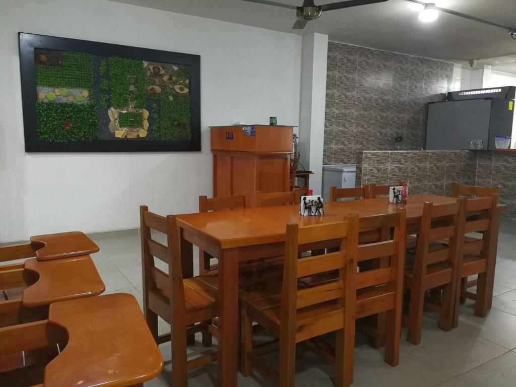 comedor con mesa de madera y sillas en Hotel SARALI, en Doradal