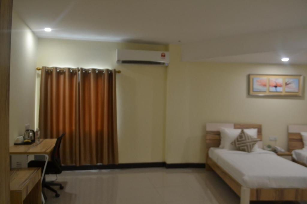 Postel nebo postele na pokoji v ubytování My Inn Hotel Kota Samarahan