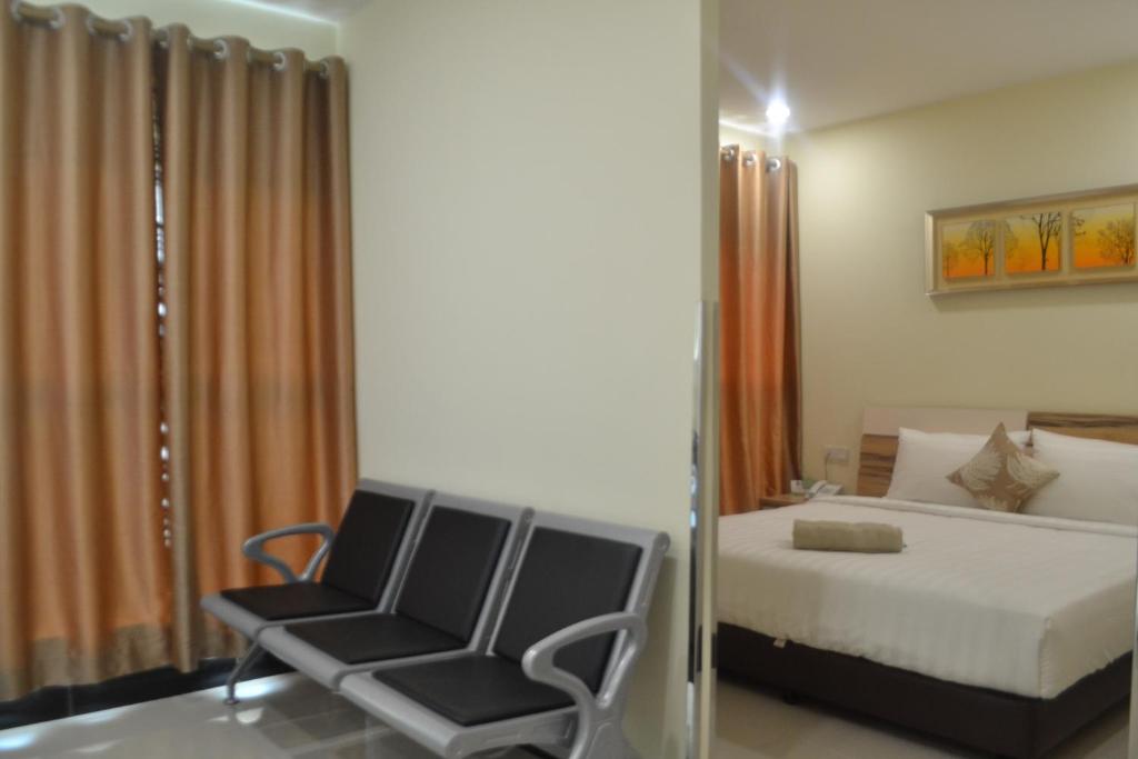 Postel nebo postele na pokoji v ubytování My Inn Hotel Kota Samarahan