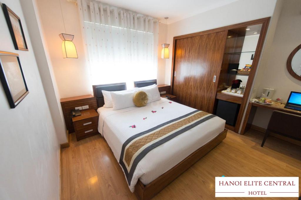 A bed or beds in a room at Hanoi Elite Hotel