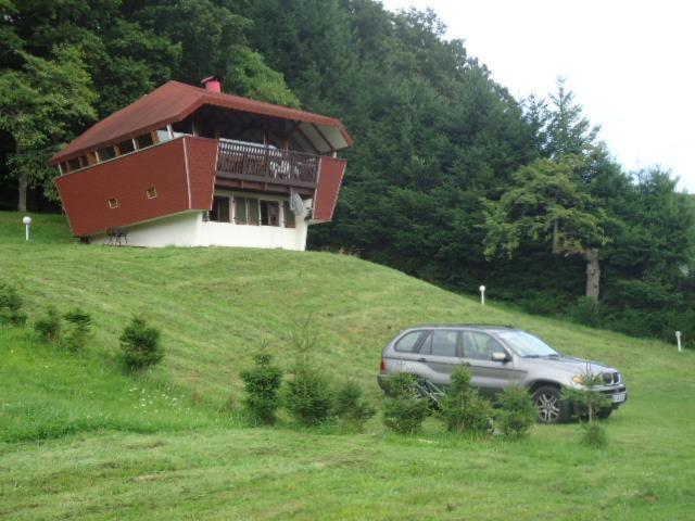 アルテンバッハにあるChalet Contemporain Plein Natureの山の上の家の前に停められた車
