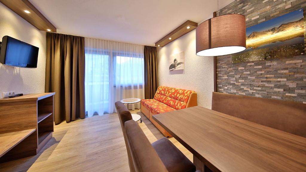 Televízia a/alebo spoločenská miestnosť v ubytovaní Hotel Garni Fiegl Apart