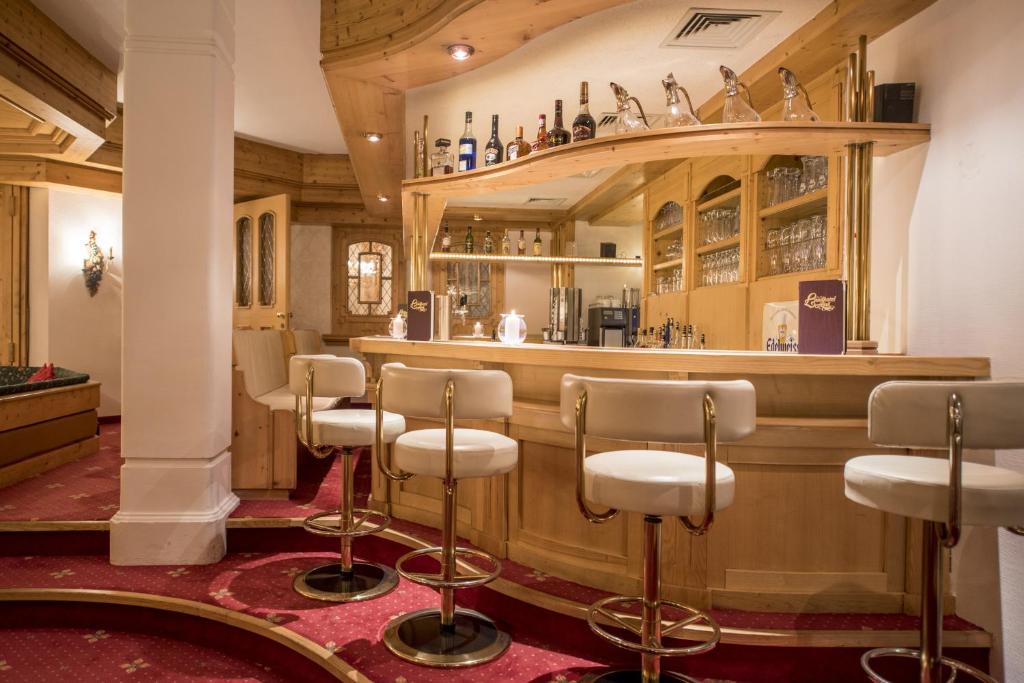 Lounge nebo bar v ubytování Landhotel Älpili