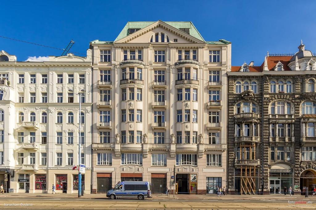 van zaparkowany przed dużym budynkiem w obiekcie ClickTheFlat Palace Of Culture Apartment w Warszawie
