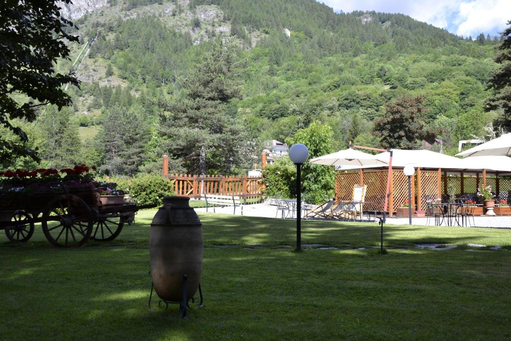 Nespecifikovaný výhled na hory nebo výhled na hory při pohledu z hotelu