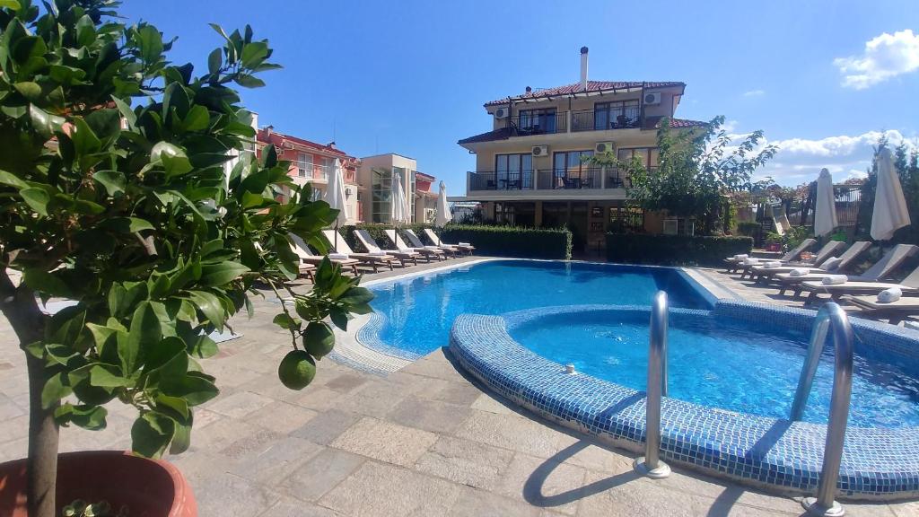 Bazén v ubytování Family Hotel Muses nebo v jeho okolí