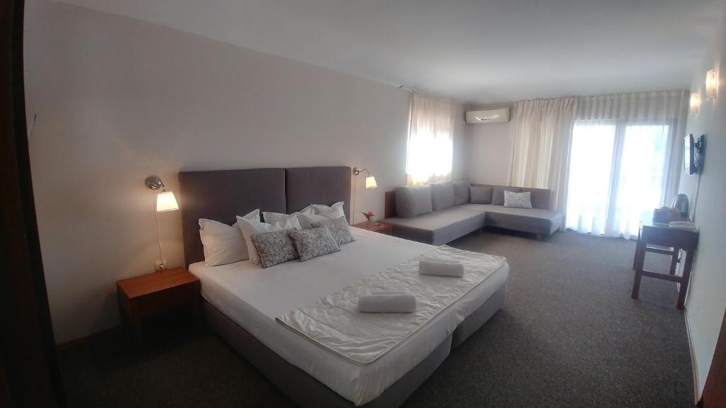 Postel nebo postele na pokoji v ubytování Family Hotel Muses