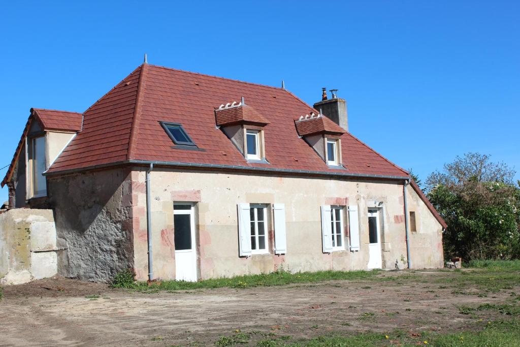 an old house with a red roof at Gîte Domaine St Georges in Bagneux